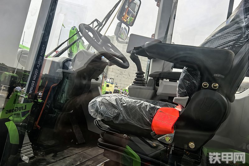 柳工835TE装载机整机外观