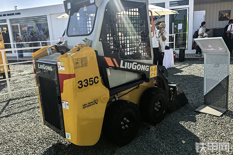 柳工335C滑移装载机整机外观