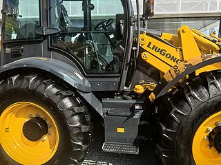 柳工777A-S MAX挖掘装载机整机外观