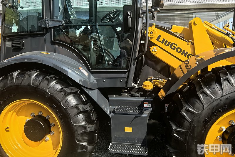 柳工777A-S MAX挖掘装载机整机外观