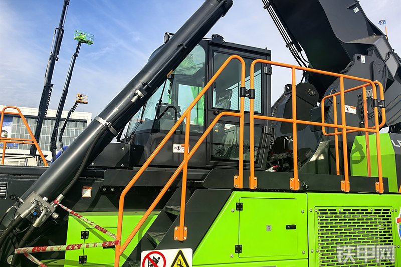 柳工LRSE4531E起重机整机外观