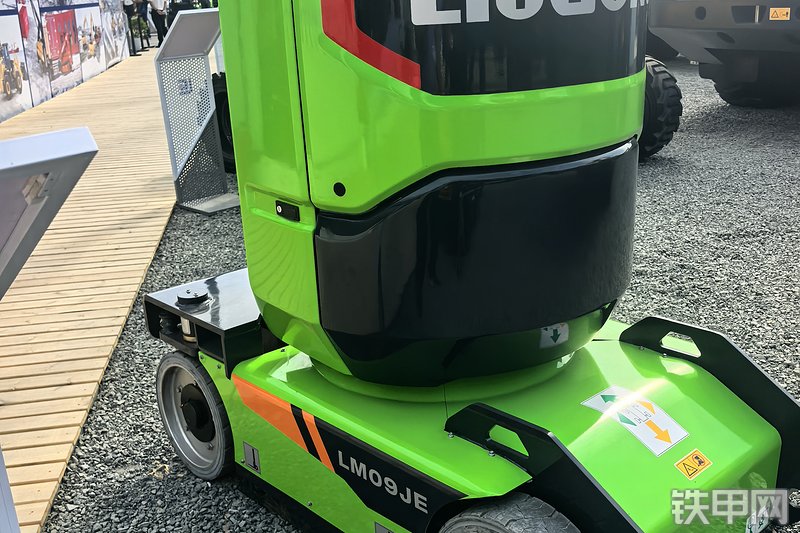 柳工LM09JE高空作业机械整机外观