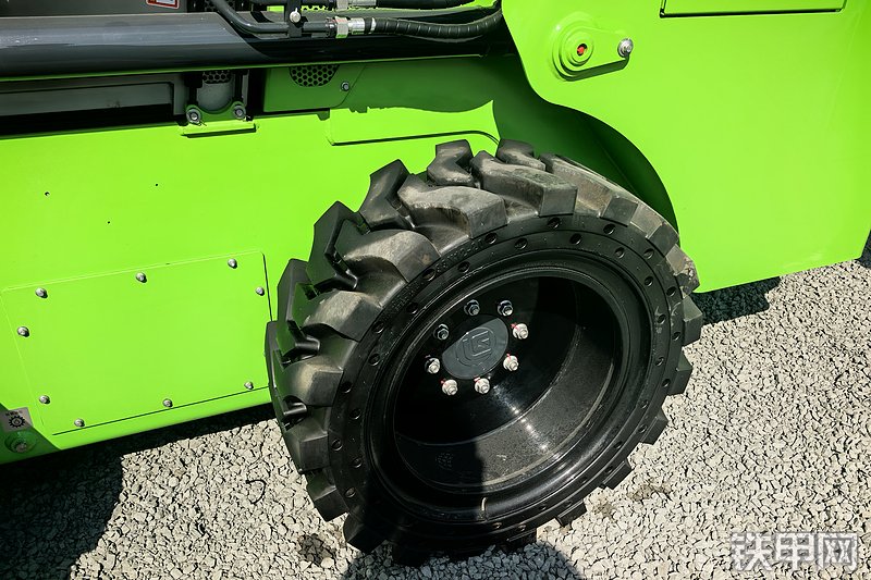 柳工385B-E滑移装载机整机外观