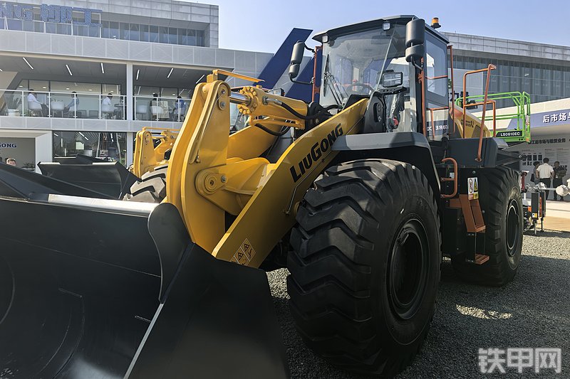 柳工862T装载机整机外观