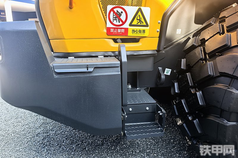 柳工890T装载机整机外观