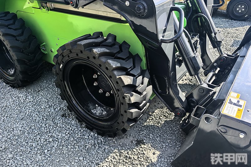 柳工385B-E滑移装载机整机外观