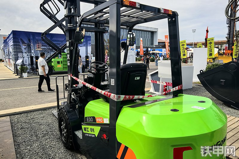 柳工CPD30E电动式叉车