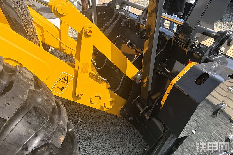 柳工777A-S MAX挖掘装载机整机外观