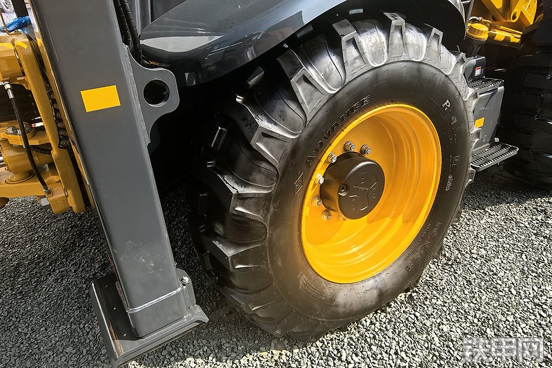 柳工777A-S MAX挖掘装载机整机外观