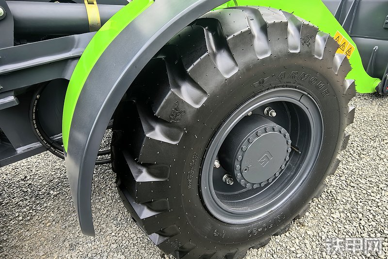 柳工820TE装载机整机外观