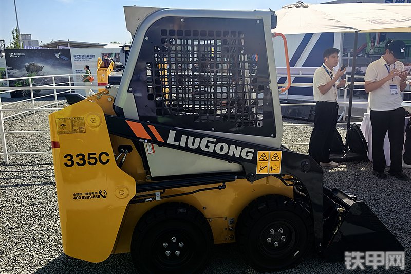 柳工335C滑移装载机整机外观