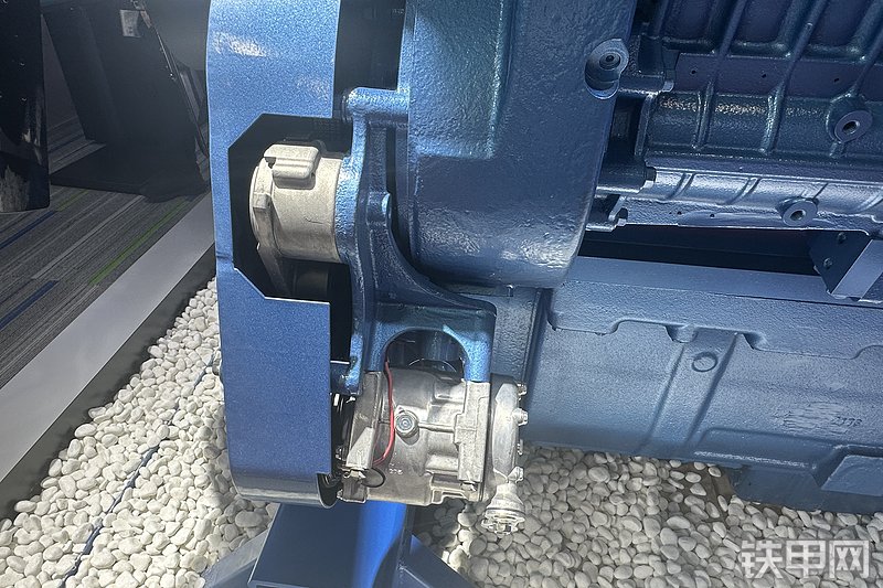 潍柴12M55发动机整机外观