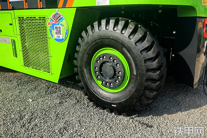 柳工LRSE4531E起重机整机外观