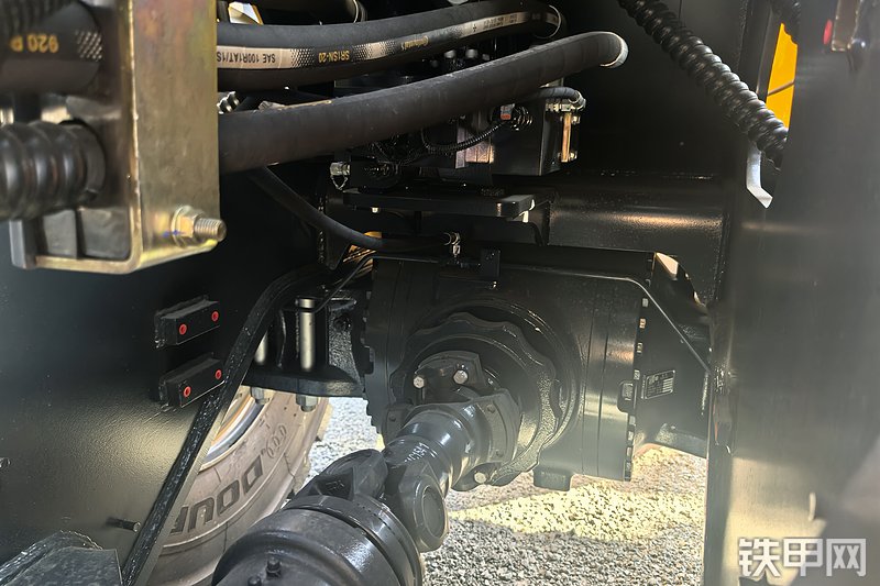 柳工890T装载机整机外观
