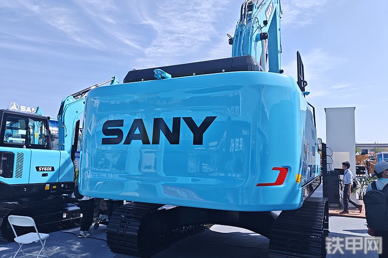 三一重工SY245E挖掘机整机外观