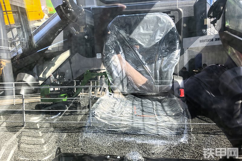 柳工385B-E滑移装载机整机外观