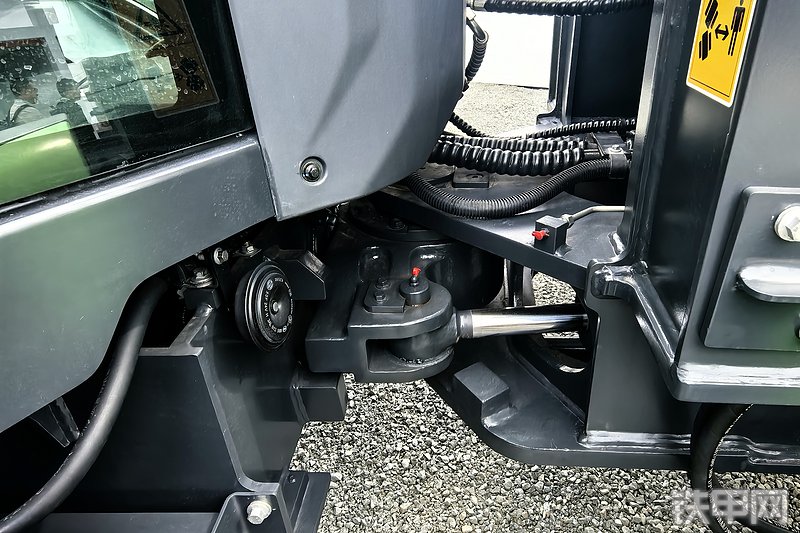 柳工820TE装载机整机外观