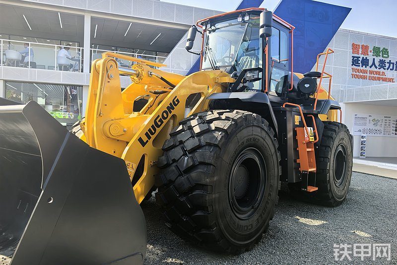 柳工890T装载机整机外观