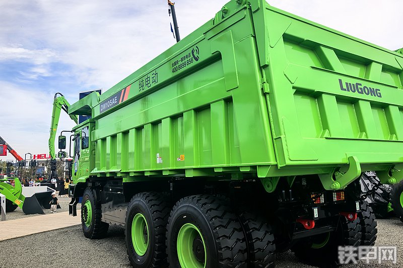 柳工DW105AE非公路自卸车整机外观