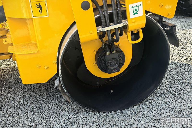柳工6029F压路机整机外观