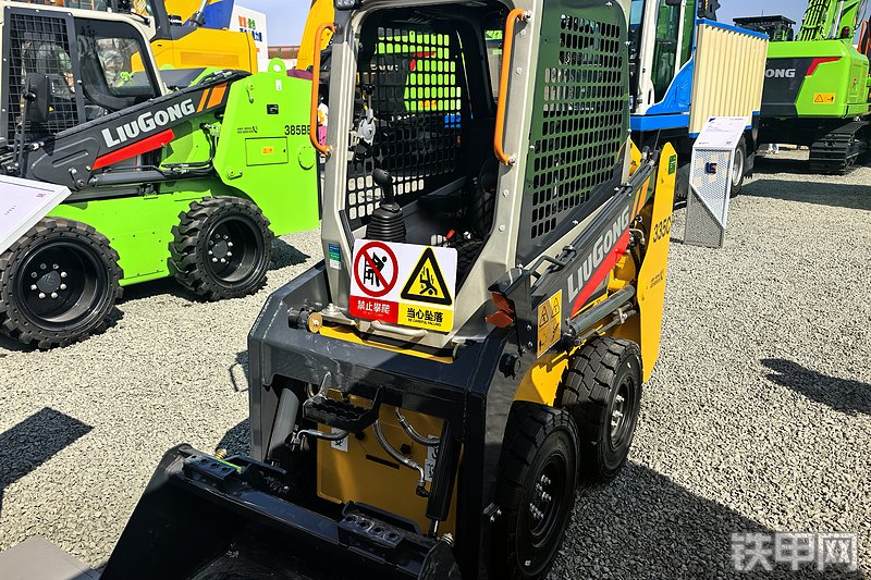 柳工335C滑移装载机整机外观