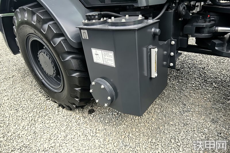 柳工820TE装载机整机外观