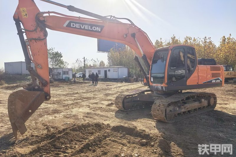 迪万伦DX205-10N挖掘机整机外观