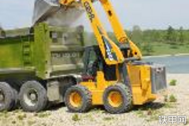 盖尔V400滑移装载机整机外观