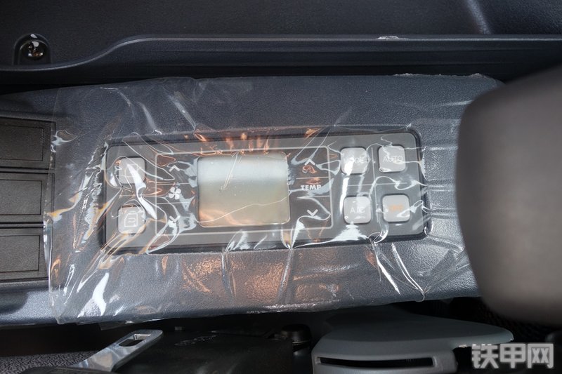 现代R275LC-9V挖掘机局部