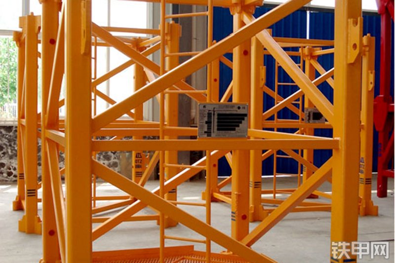 鸿达建工QTZ125F起重机整机外观