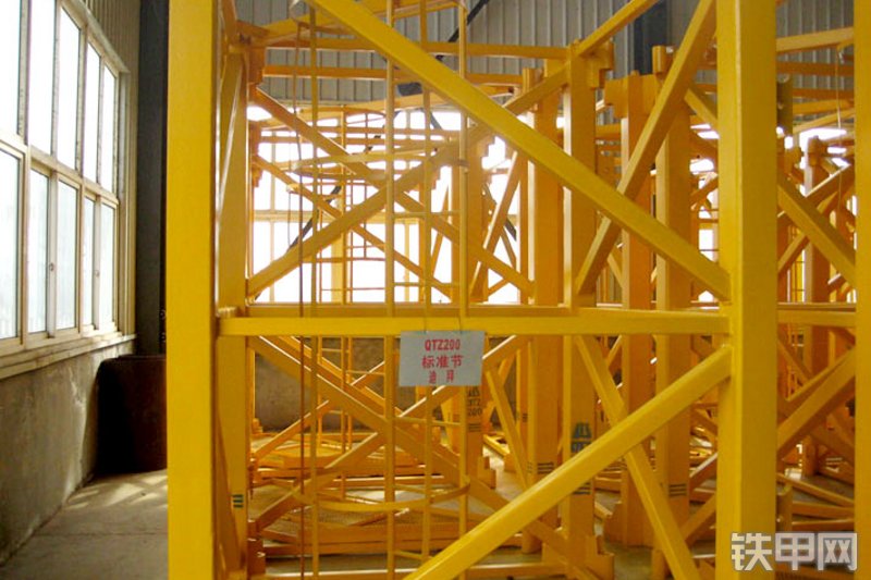 鸿达建工QTZ200起重机整机外观