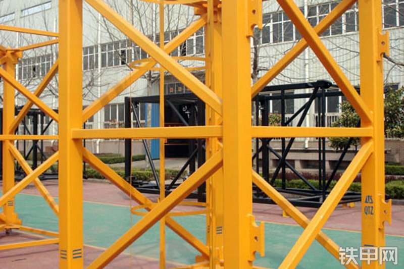 鸿达建工QTZ160起重机整机外观