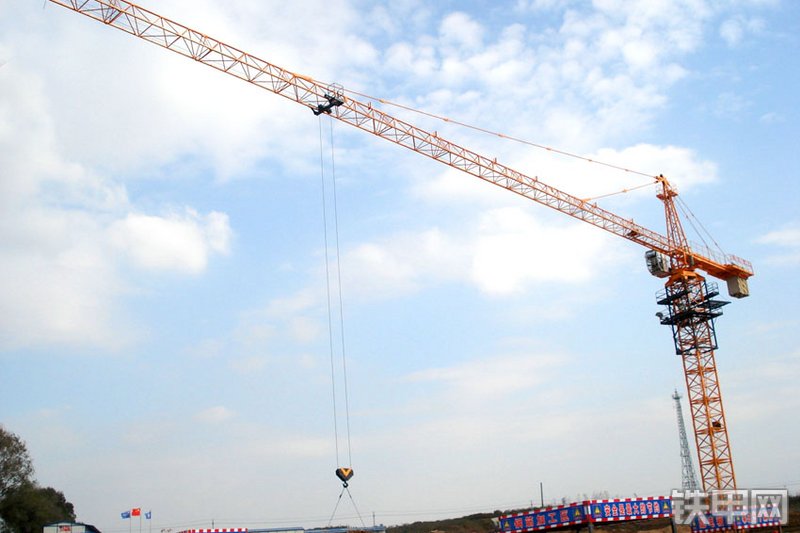 鸿达建工QTZ125F起重机整机外观