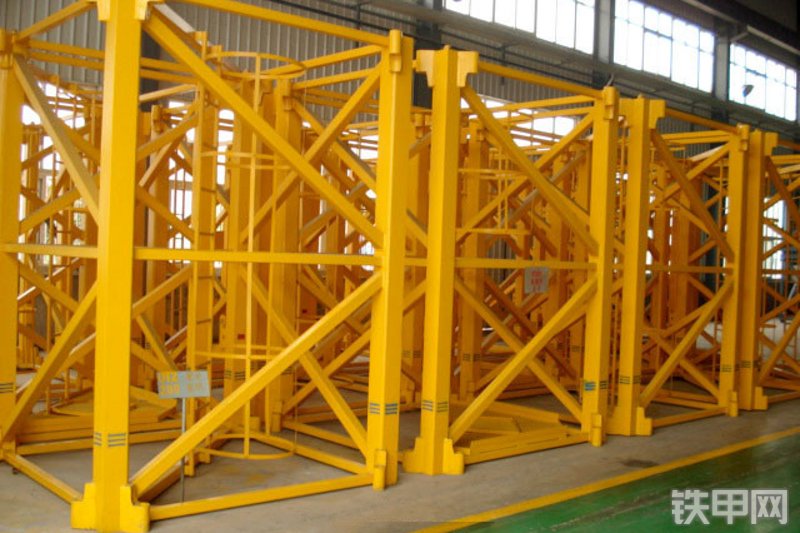 鸿达建工QTZ200起重机整机外观