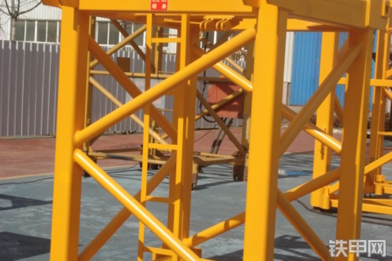 鸿达建工QTZ125F起重机整机外观