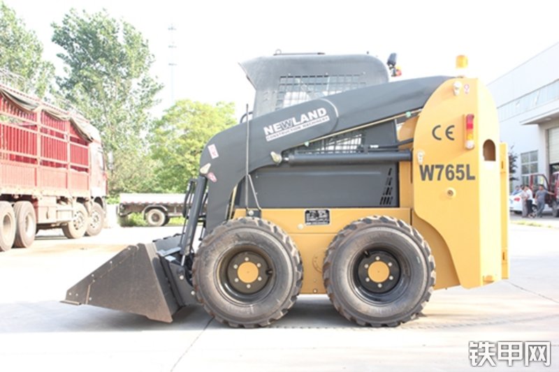江苏纽兰W765L滑移装载机整机外观