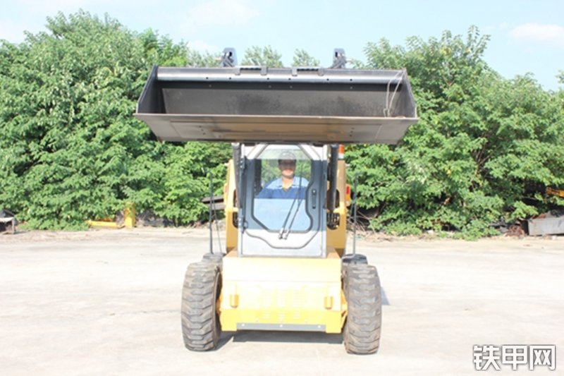 江苏纽兰W765L滑移装载机整机外观