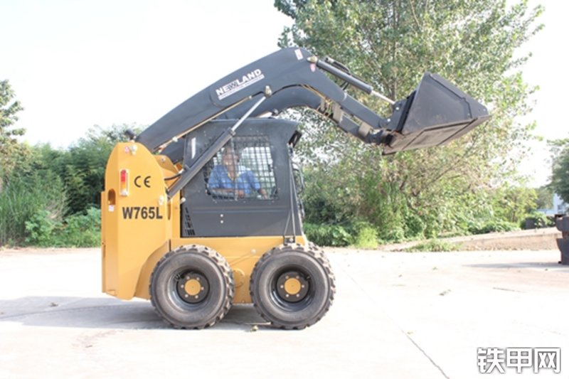 江苏纽兰W765L滑移装载机整机外观