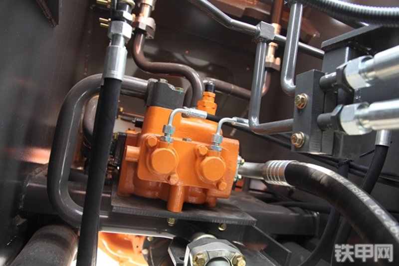 英轩重工YX657装载机局部