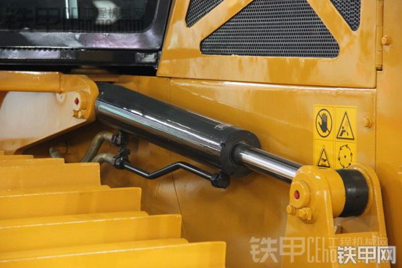 山推SD16YS推土机局部