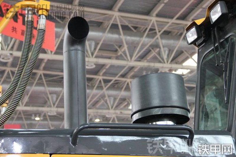 山推DH17推土机局部