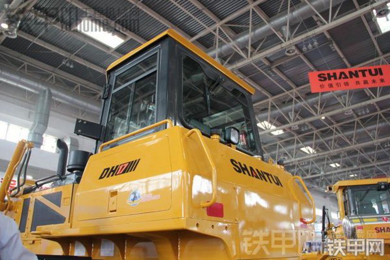 山推DH17推土机局部