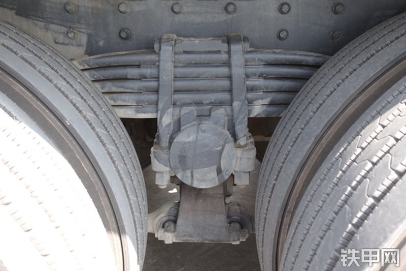 雷萨重机BJ5339THB6RZ47红黄泵车局部