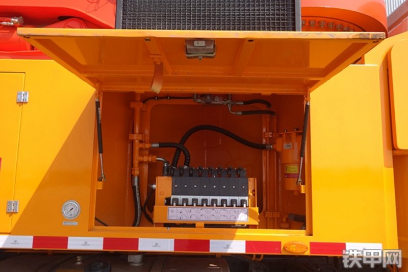 雷萨重机BJ5339THB6RZ47红黄泵车局部