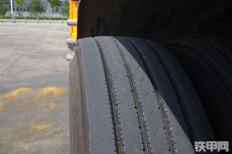 雷萨重机BJ5339THB6RZ47红黄泵车局部