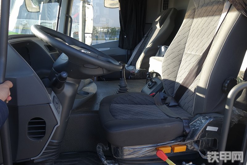 雷萨重机BJ5339THB6RZ47绿白泵车局部