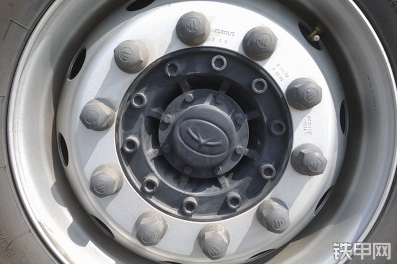 雷萨重机BJ5339THB6RZ47红黄泵车局部