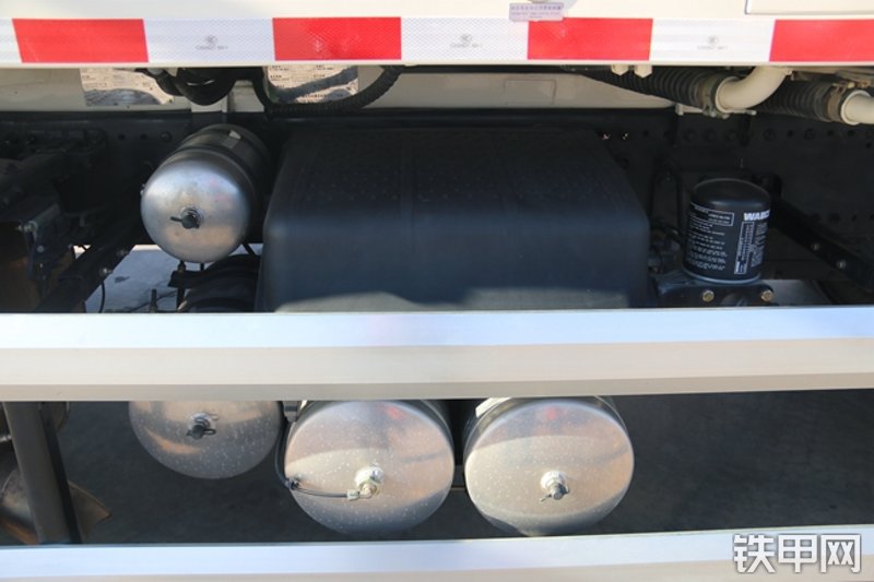 雷萨重机BJ5339THB6RZ47绿白泵车局部