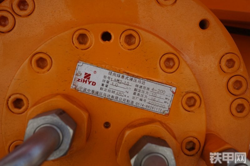 雷萨重机BJ5339THB6RZ47红黄泵车局部