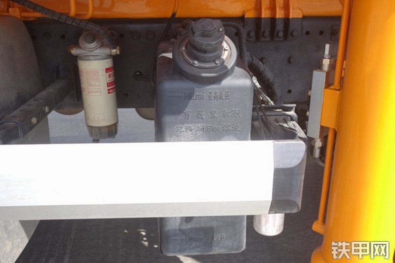 雷萨重机BJ5339THB6RZ47红黄泵车局部